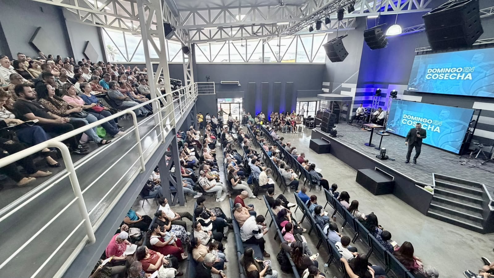 La comunidad de Ministerios Cosecha Internacional reunida durante un culto